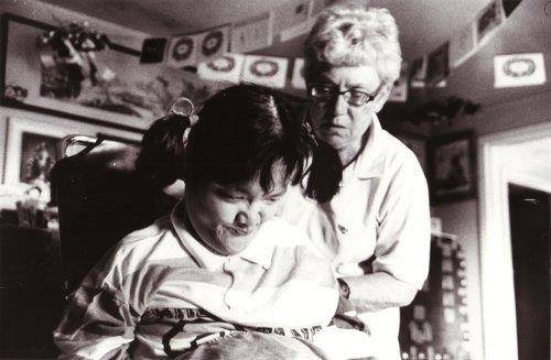 말리 홀트 홀트아동복지회 이사장이 장애아를 돌보고 있다. [홀트아동복지회 제공]