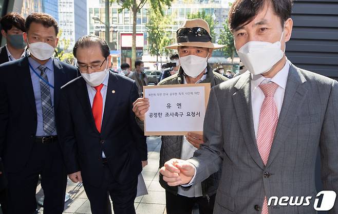 북한군에 피격돼 숨진 해양수산부 산하 서해어업지도관리단 소속 해양수산서기(8급) A씨(47)의 형 이래진씨(가운데)와 하태경(오른쪽), 태영호 국민의힘 의원이 6일 오후 서울 종로 유엔북한인권 사무소에서 유엔사무소 대표권한대행과 면담을 하기 위해 들어서고 있다. 2020.10.6/뉴스1 © News1 이재명 기자