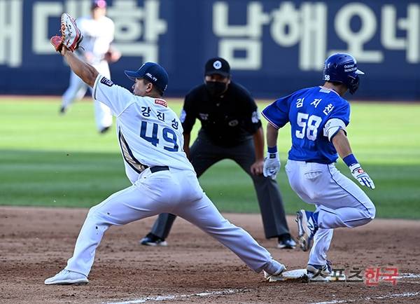2일 경기에서 내야안타로 득점을 만들어낸 김지찬. 스포츠코리아 제공