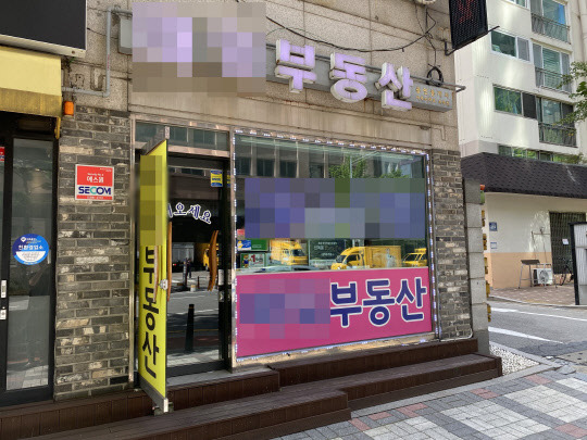 가을 이사철임에도 불구하고 아파트 매매·전세거래량이 거래절벽을 맞으면서 부동산 중개업계가 신음하고 있다. 사진은 잠겨있는 한 중개업소의 모습.



이상현기자 ishsy@dt.co.kr