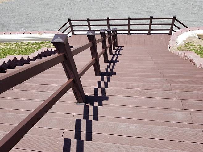 체육공원에 설치된 젠텍의 합성목재.