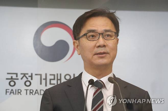 공정위, 자사 서비스를 우선 노출한 네이버 쇼핑·동영상 제재 (세종=연합뉴스) 김주형 기자 = 송상민 공정거래위원회 시장감시국장이 6일 오전 세종시 정부세종청사에서 네이버(쇼핑, 동영상 부문) 시장지배적 지위 남용행위 및 불공정거래행위 제재와 관련해 브리핑하고 있다. 2020.10.6 kjhpress@yna.co.kr