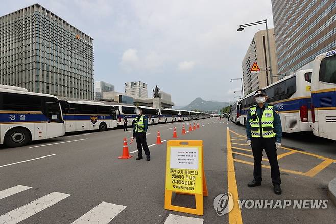 개천절인 지난 3일 '차벽'으로 둘러싸인 광화문 [연합뉴스 자료 사진]