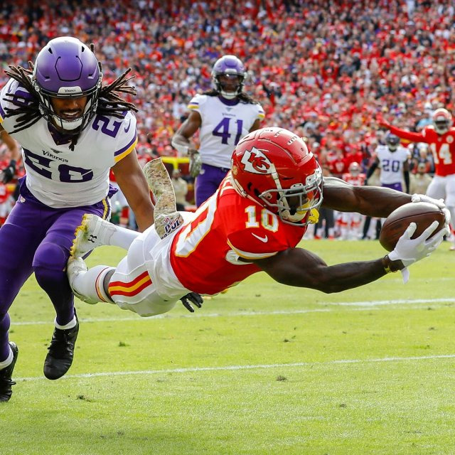 격한 몸싸움이 많이 벌어지는 미국 프로미식축구리그(NFL)가 코로나19에도 불구하고 지난달 초 개막했다. 사진출처 뉴욕매거진