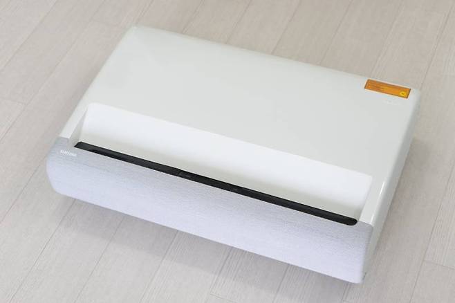 삼성 더 프리미어, 전면에 스피커가 내장되고, 후면으로 화상을 형성한다. 출처=IT동아