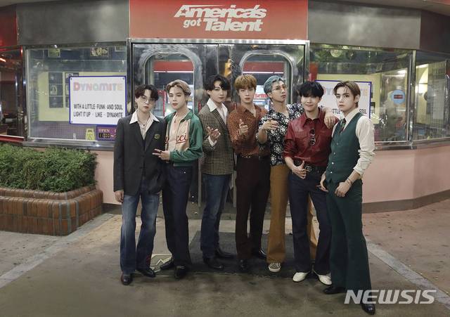 [서울=뉴시스]방탄소년단(BTS)가 17일(한국시간) 미국 유명 NBC 오디션 프로그램 '아메리카 갓 탤런트(America's Got Talent)'에 '스페셜 퍼포먼스'로 초대받았다. 방탄소년단의 '아메리카 갓 탤런트' 출연은 이번이 두 번째다. (사진=빅히트 엔터테인먼트 제공) 2020.09.17. photo@newsis.com