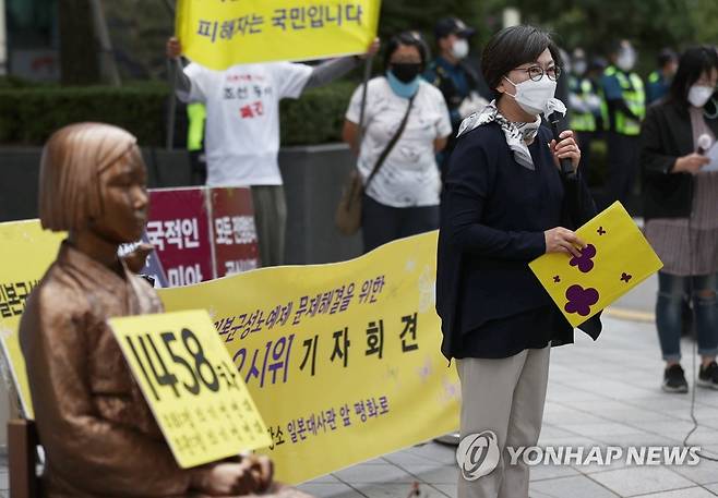 일본군 위안부 피해자 문제해결 위한 수요시위 (서울=연합뉴스) 신준희 기자 = 23일 주한일본대사관 옛터 앞에서 열린 일본군 위안부 피해자 문제 해결을 위한 정기 수요시위에서 정의기억연대 이나영 이사장이 발언을 하고 있다. 2020.9.23 hama@yna.co.kr