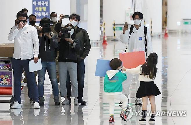 김광현, 먼발치에서 가족 상봉 (영종도=연합뉴스) 홍해인 기자 = 미국 메이저리그 세인트루이스 카디널스 투수 김광현이 7일 오후 인천국제공항 제2여객터미널을 통해 귀국한 뒤 공항을 나서던 중 거리를 두고 팻말로 응원 메시지를 보내는 아들과 딸을 바라보며 미소짓고 있다. 2020.10.7 hihong@yna.co.kr