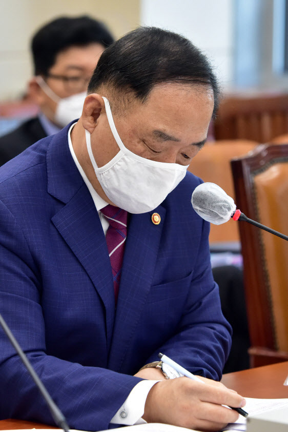홍남기 경제부총리 겸 기획재정부 장관이 8일 국회에서 열린 기획재정위원회 기획재정부 국정감사에서 자료를 살펴보고 있다 (사진=연합뉴스)