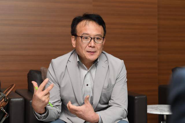 유승경 정치경제연구소 '대안' 부소장이 지난 6일 한국일보 본사에서 "지역화폐는 전국 차원에서는 낭비적 요소가 있지만, 지역불균형 해소에는 도움이 된다"고 밝혔다. /왕나경 인턴기자.