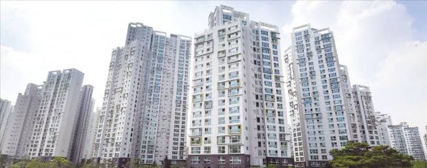 서울 강남지역 전셋값이 강세를 이어가고 있다. 전세 최고가를 경신하고 있는 대치동 ‘래미안대치팰리스’.  한경DB