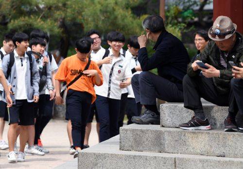 서울 종로구 탑골공원 팔각정에  앉아서 시간을 죽이고 있는 노인들.  마침 공원에 놀러 온 청소년들의 환한 모습과 묘한 대조를 보이고 있다.  최현규 기자