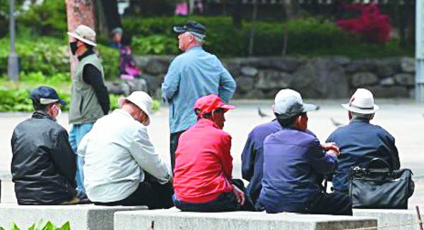탑골공원에서 시간을 보내고 있는 어르신들. 탑골공원은 대한제국의 근대화를 상징하는 1호 공원으로 출발했으나 1980년대 이후 갈 곳 없는 노인들이 출근하듯 모여드는 쉼터가 됐다. 국민일보DB