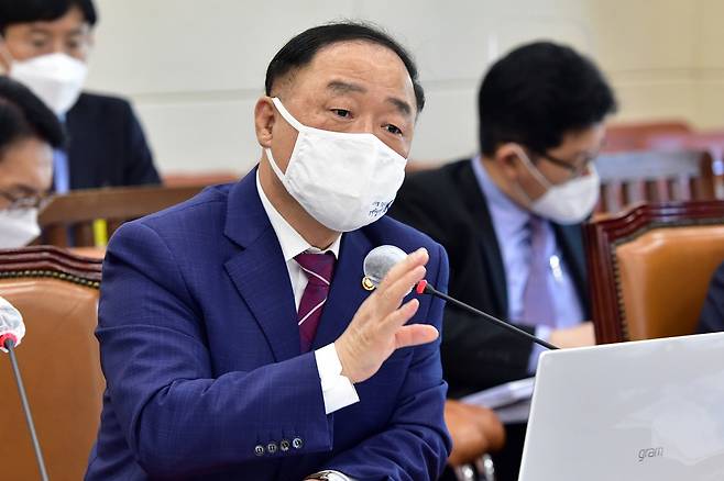 홍남기 경제부총리가 전세시장 안정화 시점을 내년 2월쯤으로 예측했다. 사진은 국회 기재위 국정감사에 참석해 의원 질의에 답변하는 홍 부총리의 모습. /사진=국회사진취재단