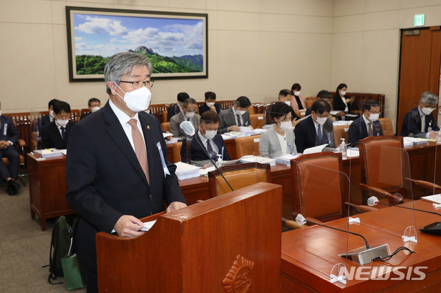 [서울=뉴시스]전진환 기자 = 이재갑 고용노동부 장관이 8일 오전 서울 여의도 국회에서 열린 환경노동위원회의 고용노동부에 대한 국정감사에서 업무보고를 하고 있다. (공동취재사진) 2020.10.08. photo@newsis.com