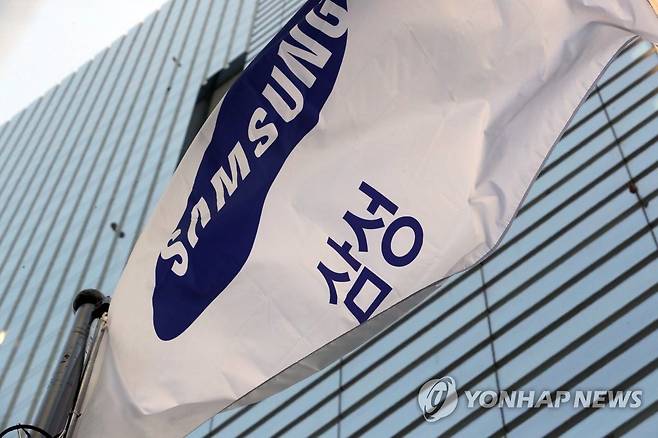 펄럭이는 삼성기 (서울=연합뉴스) 최재구 기자 = 삼성전자가 3분기 12조 3천억원의 영업이익을 기록했다고 공시한 8일 서울 서초구 삼성 사옥 앞 사기가 바람에 펄럭이고 있다. jjaeck9@yna.co.kr