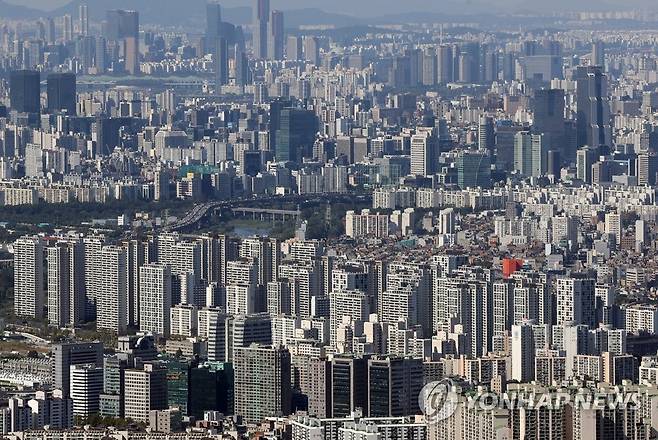 강남4구 아파트값 변동률 0% (경기광주=연합뉴스) 서명곤 기자 = 지난주 서울 강남4구 아파트 매맷값 변동률이 모두 0%로 맞춰지면서 팽팽한 보합세를 보였다. 8일 한국감정원에 따르면 이달 첫째주(5일 기준) 서울 아파트 가격 상승률은 0.01%로 전 주와 변함없었다. 사진은 8일 서울 송파구, 강남구 일대의 아파트 모습.  seephoto@yna.co.kr