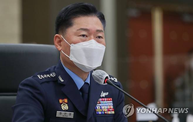 답변하는 원인철 합참의장 (서울=연합뉴스) 원인철 합참의장이 8일 서울 용산구 합동참모본부에서 열린 국회 국방위원회 합동참모본부 등에 대한 국정감사에서 답변하고 있다. 2020.10.8 [국회사진기자단] jeong@yna.co.kr
