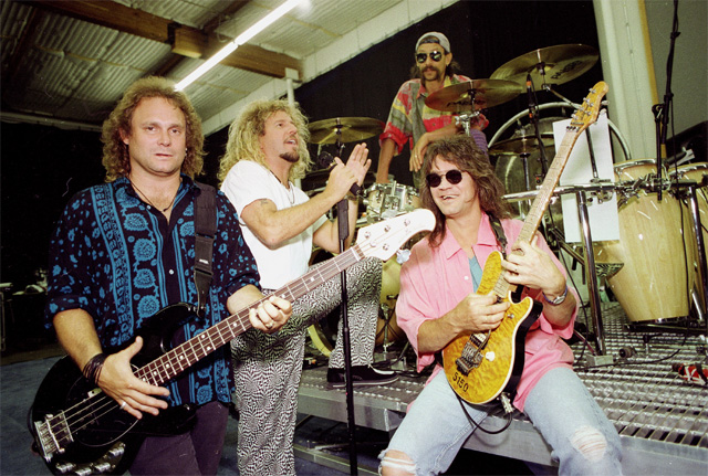 1993년 1월 17일, 밴드 밴 헤일런. 왼쪽부터 마이클 앤서니(베이스기타), 새미 헤이거(보컬), 앨릭스 밴 헤일런(드럼), 그리고 에디 밴 헤일런(기타). AP 뉴시스