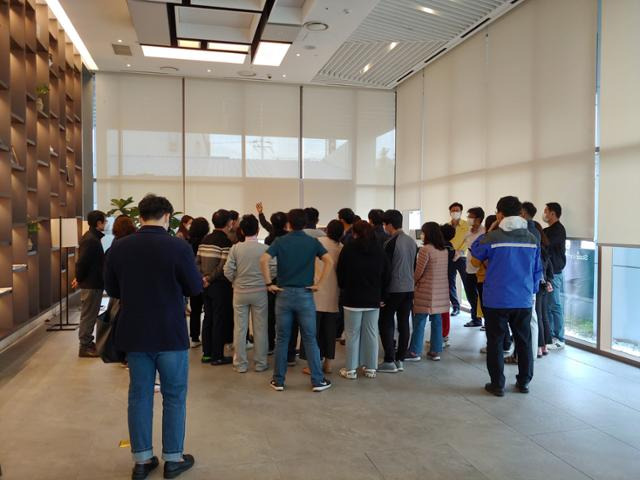 9일 울산시가 남구 삼환아르누보 화재 피해 주민들을 위해 임시 거처로 마련한 호텔 로비에서 피해 주민들이 모여 향후 대책 등에 대해 논의하고 있다. 김현종 기자