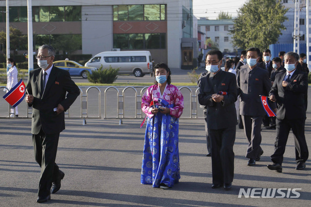 [평양=AP/뉴시스]8일 평양 삼지연 극장에서 조선노동당 창건 75주년을 축하하는 삼지연 관현악단의 공연이 열려 '조선노동당 창건 75돌 경축 대표'들이 공연을 관람하러 극장으로 들어가고 있다. 북한은 10일 조선노동당 창건 75주년을 맞는다. 2020.10.09.