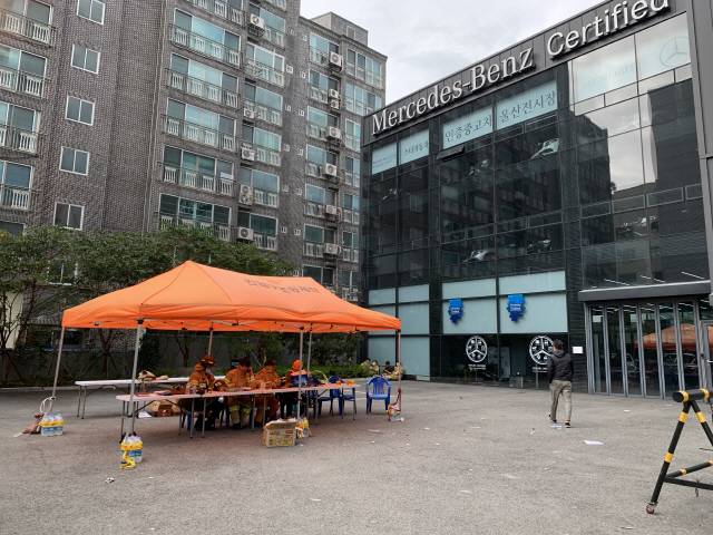 9일 오전 울산 남구 달동 벤츠 딜러사 스타자동차 영업점에서 삼환아르누보 화재를 진압하는 소방관들이 ‘현장 지휘본부’를 운영하고 있다./사진제공=스타자동차