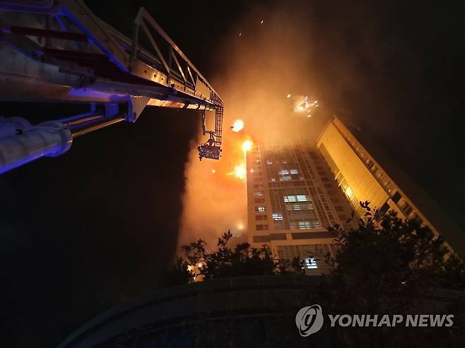 불 난 건물로 향한 고가 사다리 (울산=연합뉴스) 9일 새벽 울산 남구 주상복합건물 삼환아르누보에서 화재가 발생해 불길이 번지고 있다. 2020.10.9 [울산소방본부 제공. 재판매 및 DB 금지] canto@yna.co.kr