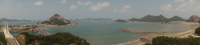 장자도, 대장도, 선유도(왼쪽부터)와 그 뒤로 방축도, 명도, 횡경도 등 고군산군도의 섬들이 한 폭의 수채화처럼 어우러져 있다.