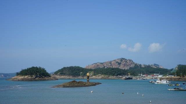 선유도 초입에 위치한 해변 산책로는 세 개의 섬으로 이뤄진 삼도귀범을 가까이서 볼 수 있다. 산책로 주변에는 많은 낚시꾼들이 낚시를 즐기고 있다.