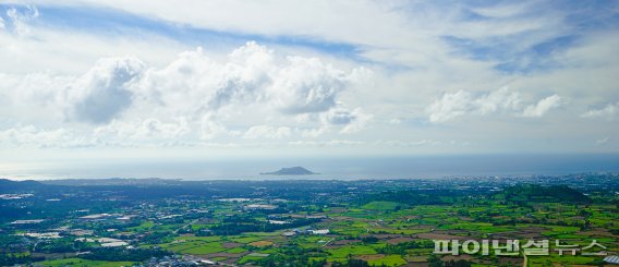 금오름 정상에서 본 비양도 [사진=제주관광공사 제공]