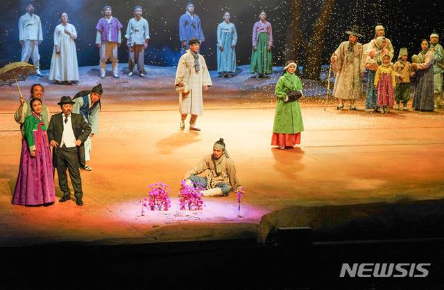 [진주=뉴시스] 홍정명 기자=경남도립극단 배우들이 지난 9일 오후 진주시 경남문화예술회관에서 창단공연 작품인 '연극 토지Ⅰ' 첫 공연을 하고 있다.(사진=경남도 제공) 2020.10.10. photo@newsis.com