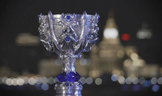 롤드컵 우승 트로피인 '소환사의 컵'. /라이엇 게임즈 플리커.