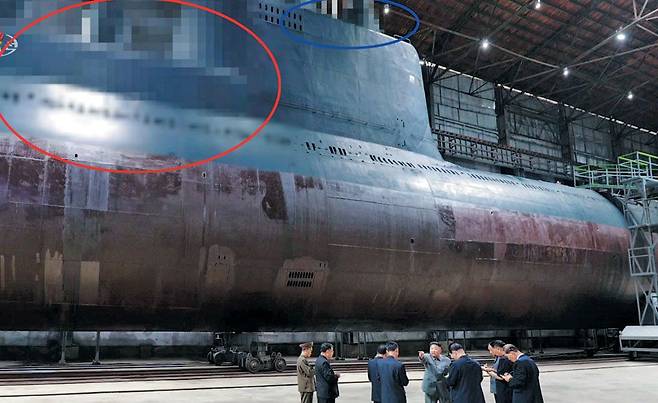 북한이 지난해 7월 처음 공개한 3000t급 로미오급 개량형 잠수함.  북극성-3형 SLBM(잠수함발사탄도미사일) 3발을 탑재할 수 있는 것으로 추정된다. 신형 북극성-4형 SLBM은 건조중인 4000~5000t급 잠수함에 탑재될 것으로 예상된다. //조선중앙TV 연합뉴스