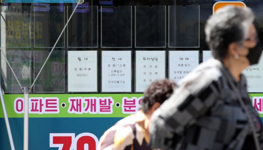 서울 아파트 전셋값이 67주 연속 상승을 이어가면서 한 달 사이 수억원씩 오르는 단지가 속출하고 있다. 사진은 한 서울의 한 중개업소 외부 매물 정보란이 비어있는 모습. <연합뉴스>