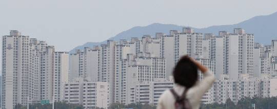 고민 깊어지는 임차인들정부의 새 임대차법 시행에도 불구하고 전셋값 상승이 계속되면서 새로 전셋집을 구하는 임차인들의 고민이 깊어지고 있다. 사진은 11일 서울 잠실한강공원 일대에서 바라본 아파트 단지의 모습. 



연합뉴스
