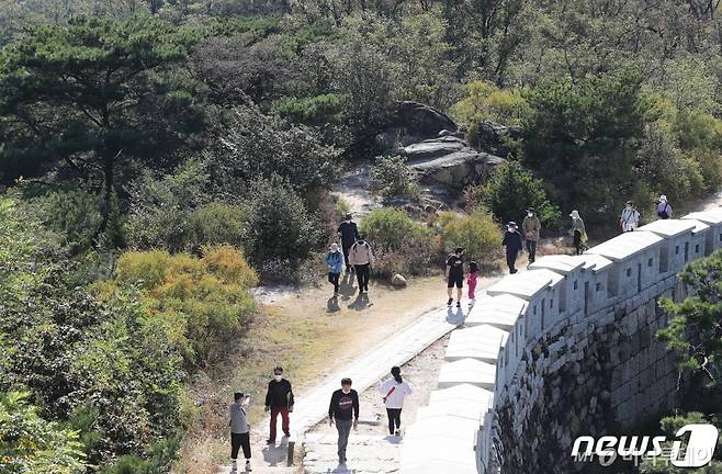 11일 오전 서울 종로구 무악동 인왕산 등산로에서 등산객들이 산을 오르고 있다./뉴스1