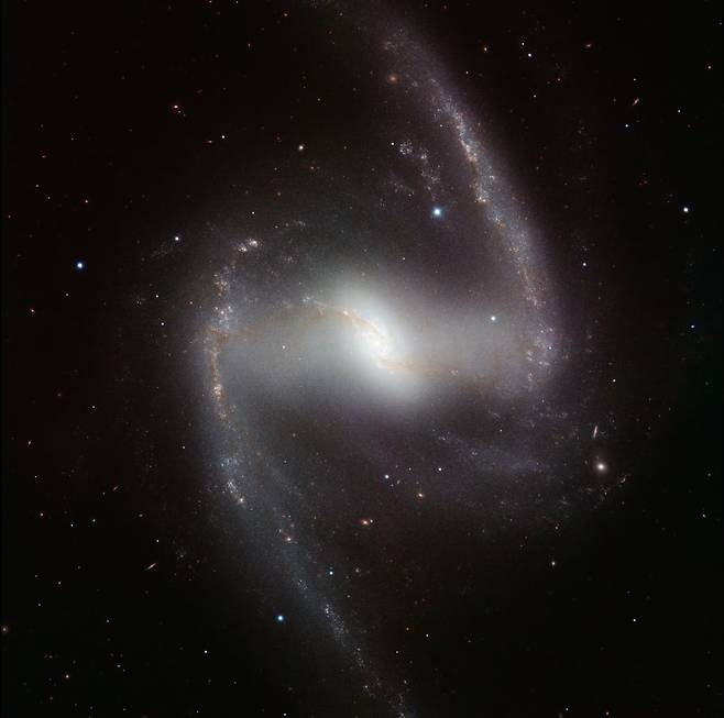 막대 나선은하 NGC 1365의 전체 모습(사진=ESO