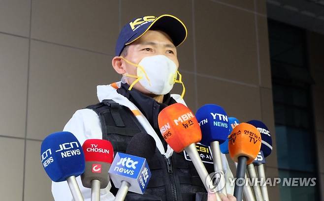 브리핑하는 울산경찰청 과학수사계장 (울산=연합뉴스) 김근주 기자 = 방경배 울산경찰청 과학수사계장이 11일 울산 남구 주상복합 삼환아르누보 아파트 화재 현장 앞에서 합동 감식 관련 브리핑을 하고 있다.  2020.10.11 canto@yna.co.kr