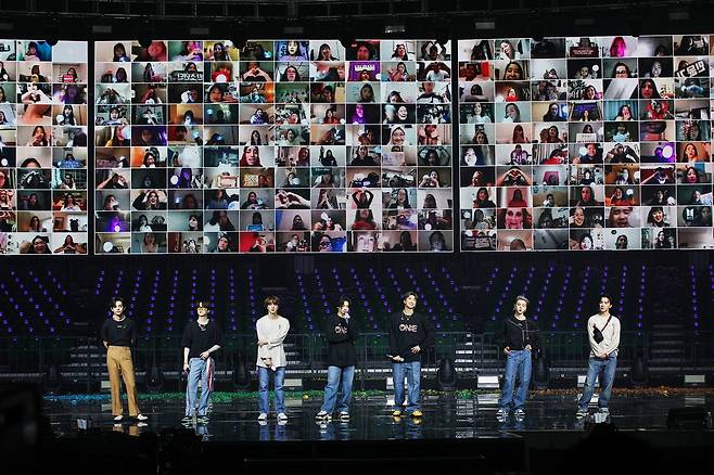지난 10일 열린 유료 온라인 라이브 콘서트 '맵 오브 더 솔 원'(MAP OF THE SOUL ON:E) 현장에서 그룹 방탄소년단(BTS)이 온라인 방식을 통해 전 세계 아미(방탄소년단 팬)들과 공연을 진행하고 있다. /빅히트엔터테인먼트