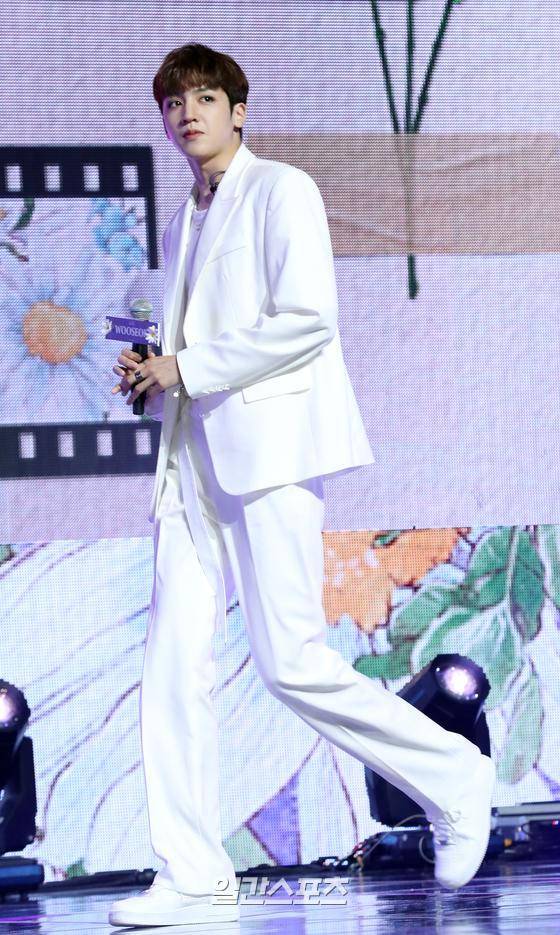 그룹 펜타곤(PENTAGON)이 12일 오후 서울 용산구 한남동 블루스퀘어 아이마켓홀에서 미니 10집 'WE:TH' 발매 기념 미디어쇼케이스를 열었다. 펜타곤(진호, 후이, 홍석, 신원, 여원, 옌안, 유토, 키노, 우석) 멤버 우석이 포토타임에서 포즈를 취하고 있다. 김진경 기자 kim.jinkyung@jtbc.co.kr/2020.10.12/