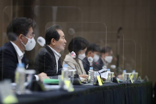 정세균 국무총리가 12일 경기도 성남시 수정구 시스템반도체 설계지원센터에서 열린 '과학기술관계장관회의' 를 주재하고 있다. [과기정통부]