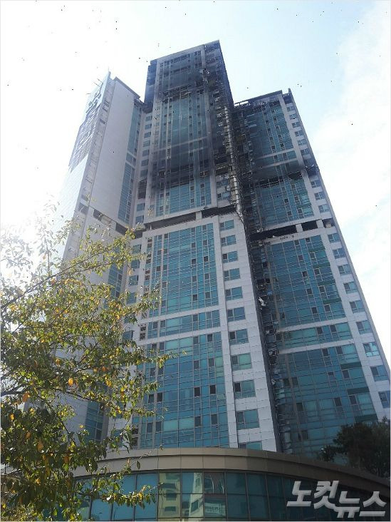 지난 8일 오후 11시 14분쯤 울산 남구 달동에 위치한 지하 2층~지상 33층짜리 삼환아르누보 주상복합 아파트에서 대형화재가 발생했다.(사진=반웅규 기자)