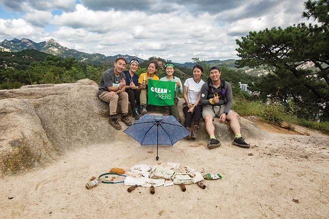 정크아트 ‘거북한 쓰레기’와 클린하이커스. 왼쪽부터 곽신혁, 강문희, 김강은, 이은민, 김정연, 이동은씨. 김강은씨는 “인간이 버린 쓰레기를 먹이로 착각하고 먹는 바다거북이들. 소화되지 않는 플라스틱 및 쓰레기들 때문에 속이 거북합니다”라고 작품해설을 덧붙였다.