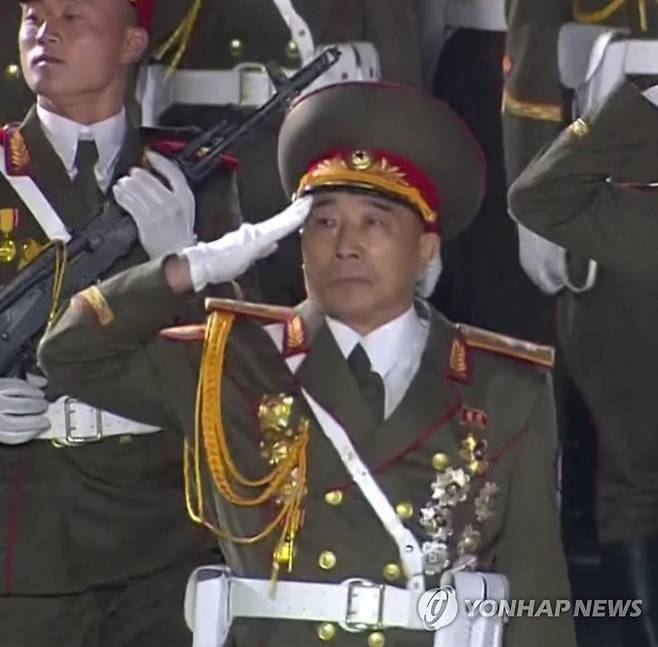 열병식서 호위국 종대 인솔 중인 김용호 중장 (서울=연합뉴스) 북한이 지난 10일 개최한 노동당 창건 75주년 기념 열병식에서 김용호 중장이 호위국 종대를 인솔하고 있다. [조선중앙TV 화면] 2020.10.11       [국내에서만 사용가능. 재배포 금지. For Use Only in the Republic of Korea. No Redistribution]    nkphoto@yna.co.kr