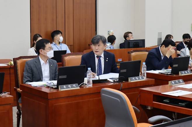 서동용 더불어민주당 의원(왼쪽에서 두 번째)이 13일 국회 교육위원회 동북아역사재단 국정감사에서 질의를 하고 있다. ⓒ서동용 의원실