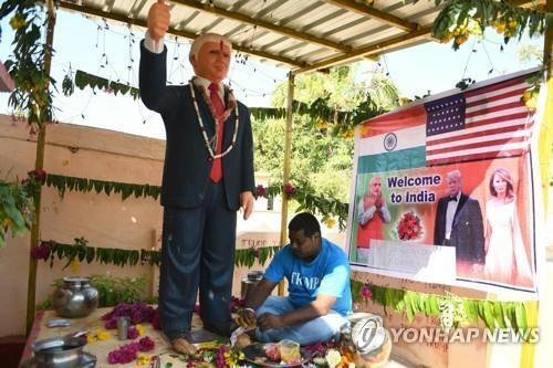 트럼프 대통령을 기리는 힌두교 사찰을 만든 인도 남부 텔랑가나주의 농부 부사 크리슈나. [AFP=연합뉴스]