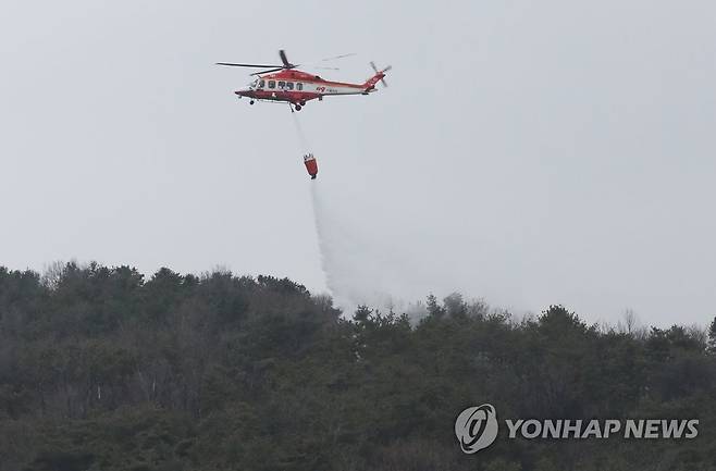 산불진화 작업 벌이는 소방헬기 [연합뉴스 자료사진]