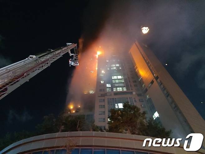 8일 밤 11시 14분경 울산 남구 삼환아르누보 주상복합아파트에서 화재가 발생해 불길이 번지고 있다.(울산소방본부 제공) 2020.10.9/뉴스1