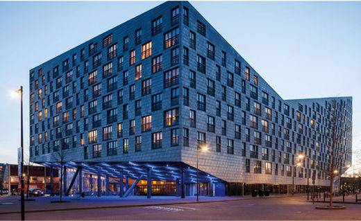 암스테르담 도심 인근 해안가에 자리한 사회주택 ‘더 웨일(Thw Whale)’. 소셜 믹스 형태로 지어진 사회주택이다. 독특한 디자인이 주목받으며 지역의 랜드마크 역할을 하고 있다.