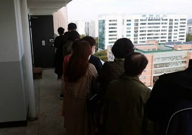지난 13일 서울 강서구 가양동의 한 단지에 전세매물을 보러 온 사람들이 대기하고 있다. [온라인 커뮤니티]